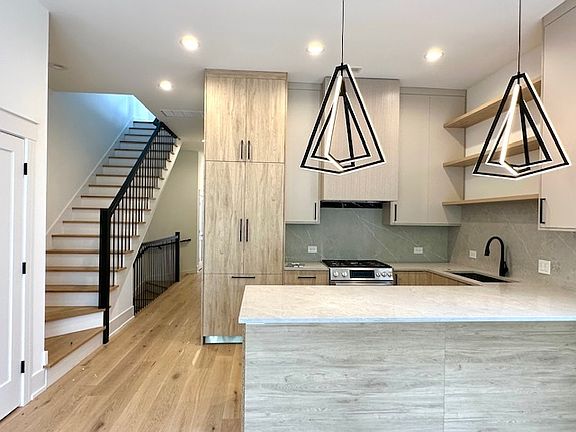3rd image of 1736 W Superior St #3