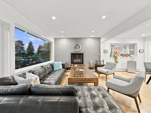 1095 Keith Rd W, North Vancouver, BC V7P 3C7