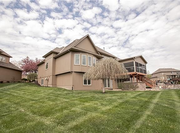 3rd image of 1679 NE Lashbrook Ct