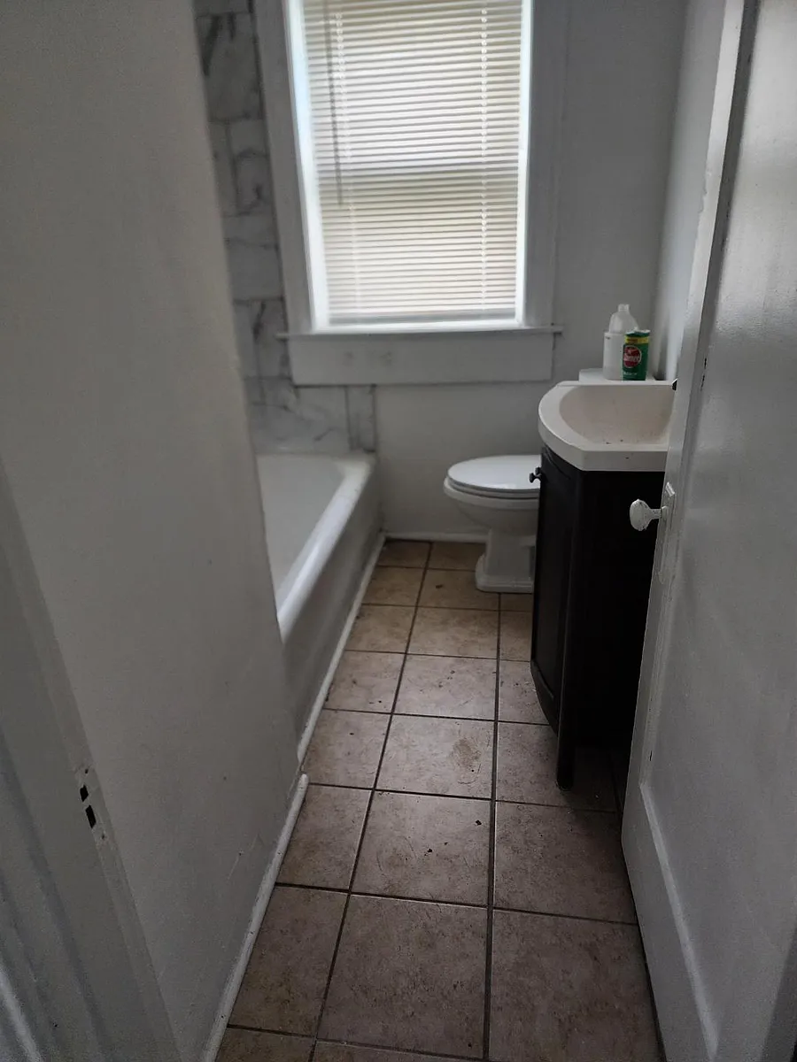 Building Photo - 5577 Maple Ave #2W