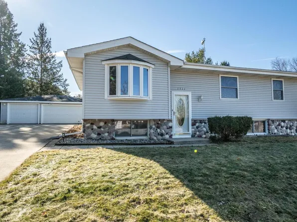 1511 Roosevelt DRIVE S S, West Bend, WI 53090