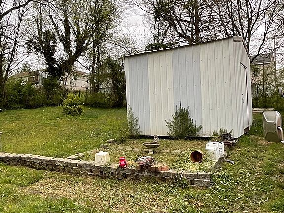 3rd image of 909 Henderson Ave