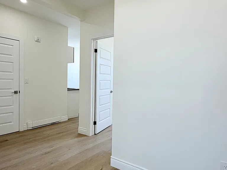691 Ouellette Ave #4 — Photo 6