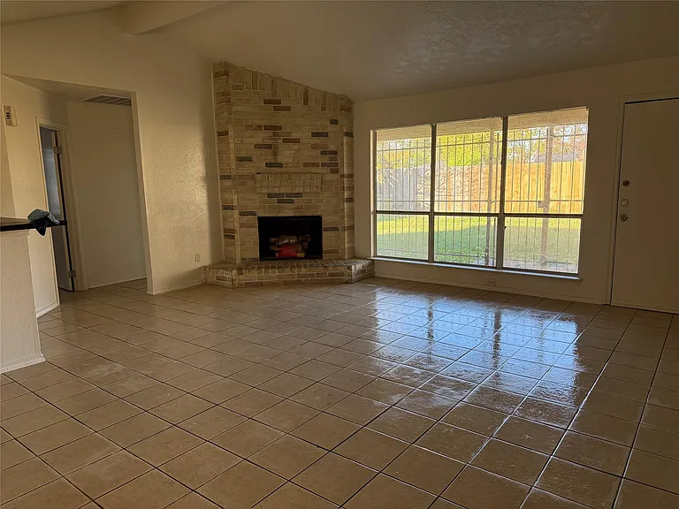 2114 W Greens Rd — Photo 7