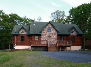 101 High Ridge Ct, Dingmans Ferry, PA 18328