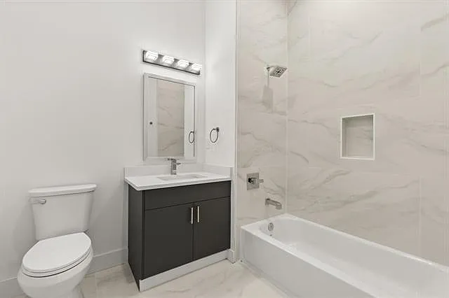 425-429 Avenue C404 — Photo 8