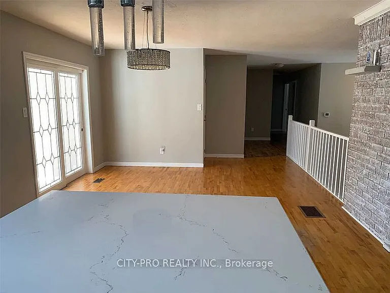 513370 2nd Line #MAIN FLOOR — Photo 9