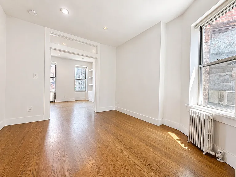 222 E 27th St #18 — Photo 1