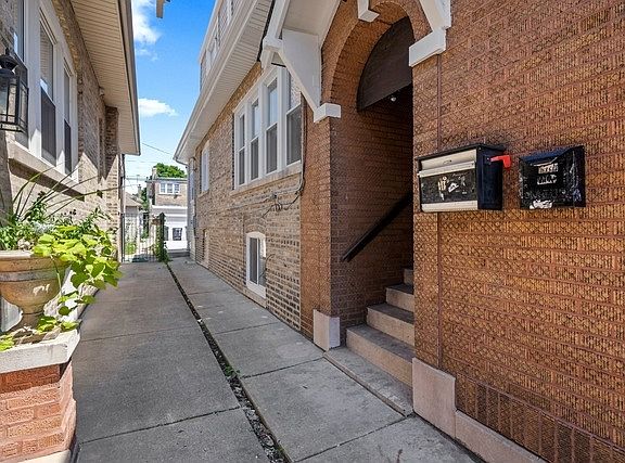 3rd image of 6511 N Fairfield Ave