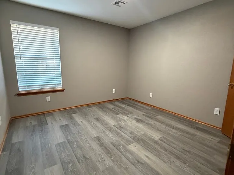 824-930 Railhead Dr — Photo 37