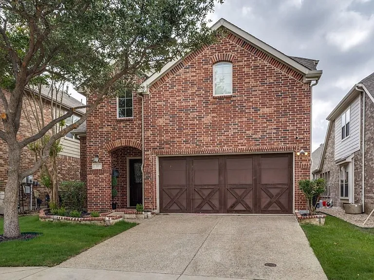 205 Chester Dr — Photo 2