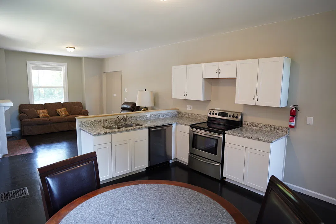 6 bed, 1930 sqft, $3,395 — Photo 3