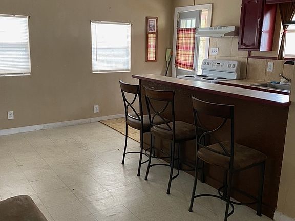 3rd image of 923 Cantrell Dr #2