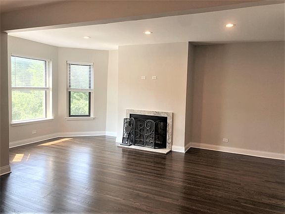 5th image of 920 W Belle Plaine Ave APT 2W