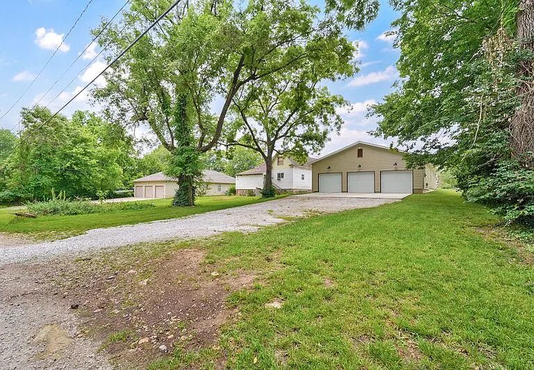 1120 N Clay Ave — Photo 20