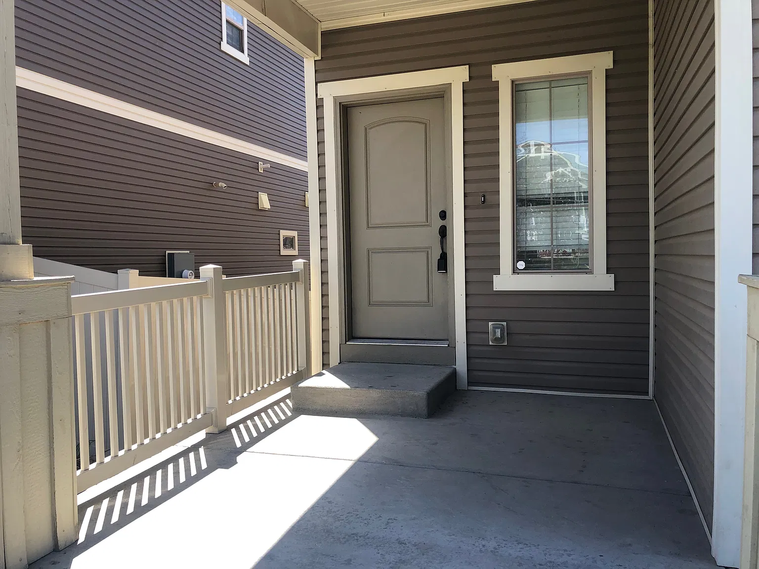 3 bed, 2.5 bath, 2321 sqft, $3,200 — Photo 2