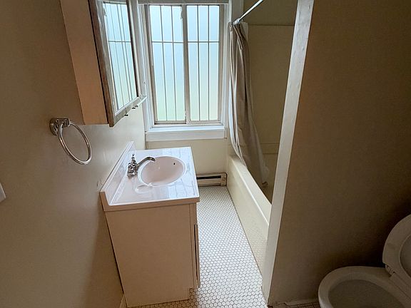 2nd image of 926 Main St APT 3