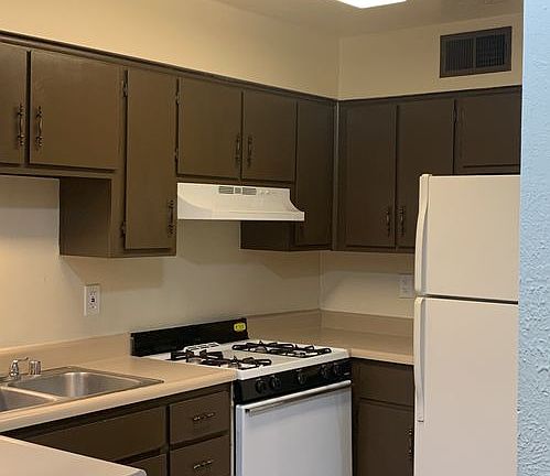 4th image of 303 Alvarado Dr SE APT 2