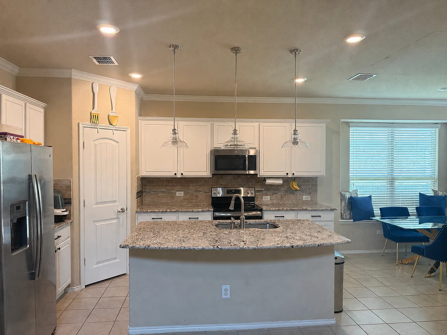 3 bed, 2081 sqft, $2,650 — Photo 2