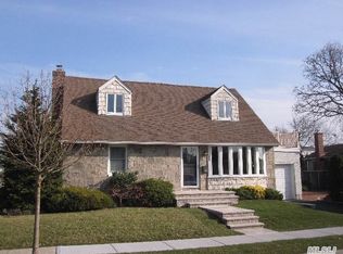 488 Andrews Rd, Mineola, NY 11501