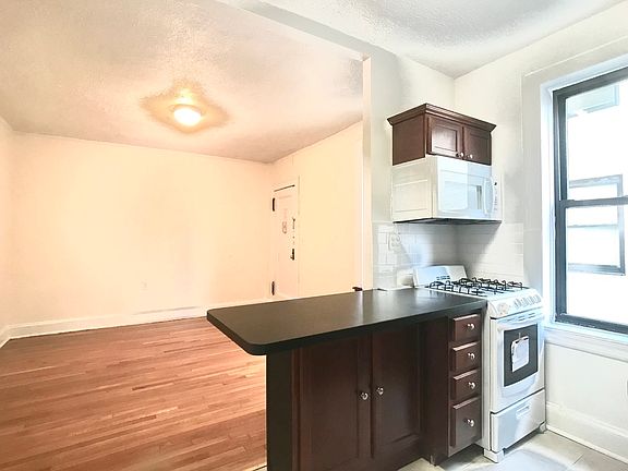 3rd image of 21-46 Crescent St APT C5
