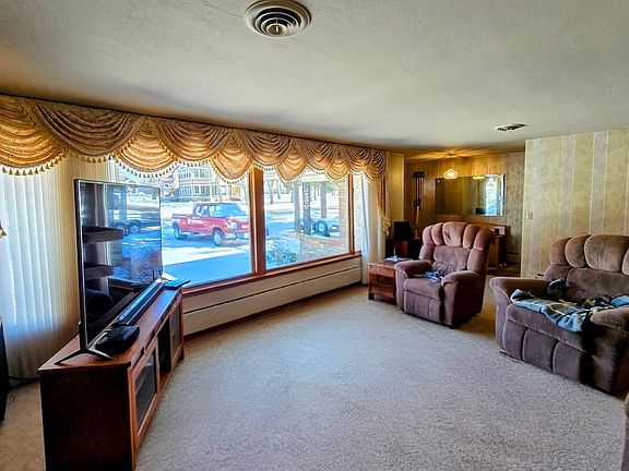 4th image of 910 3rd Ave SW