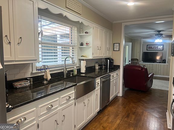 5th image of 801 Greenwood Rd