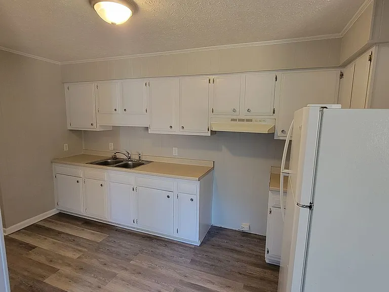 319 N Franklin Ave — Photo 4