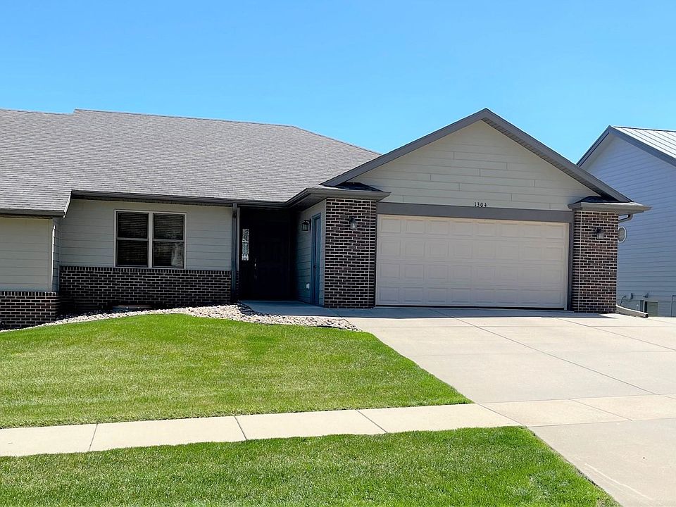 1304 Green St, Yankton, SD 57078 Zillow