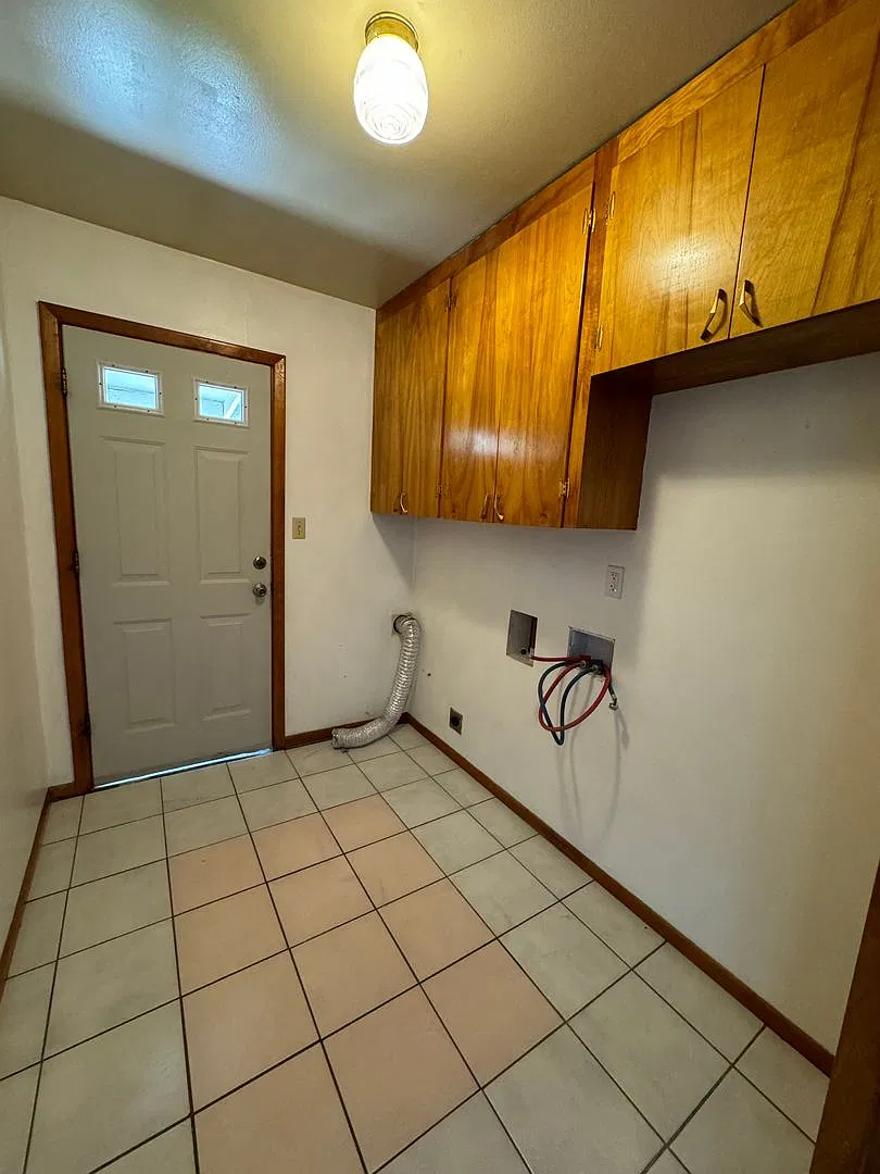 2bdrm, 1 bath duplex with carport and fenced yard — Photo 3