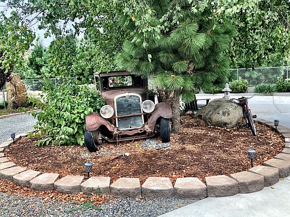 Front Garden-Truck Feature 