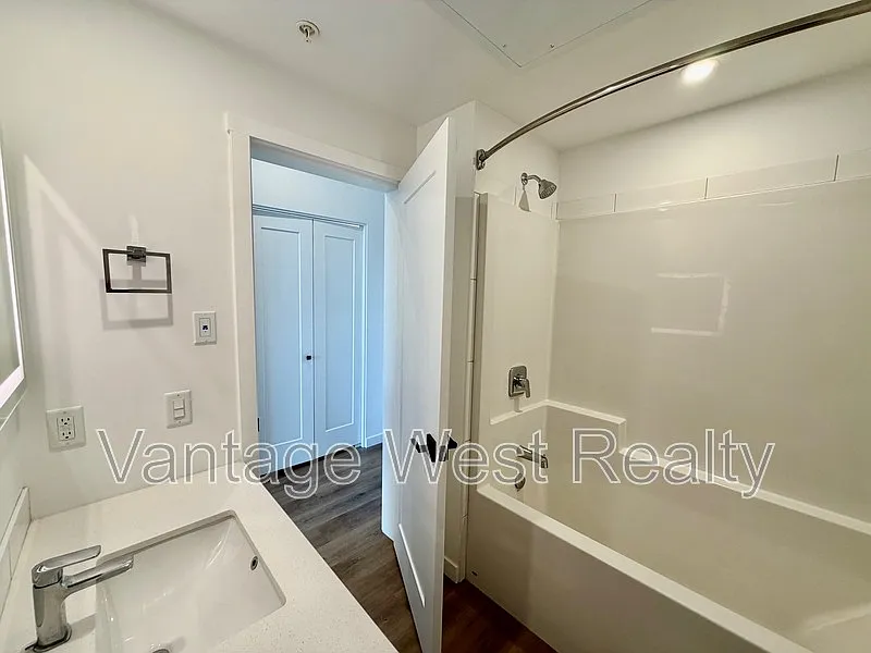 Studio, 1.0 bath, 313 sqft, $1,338 — Photo 4