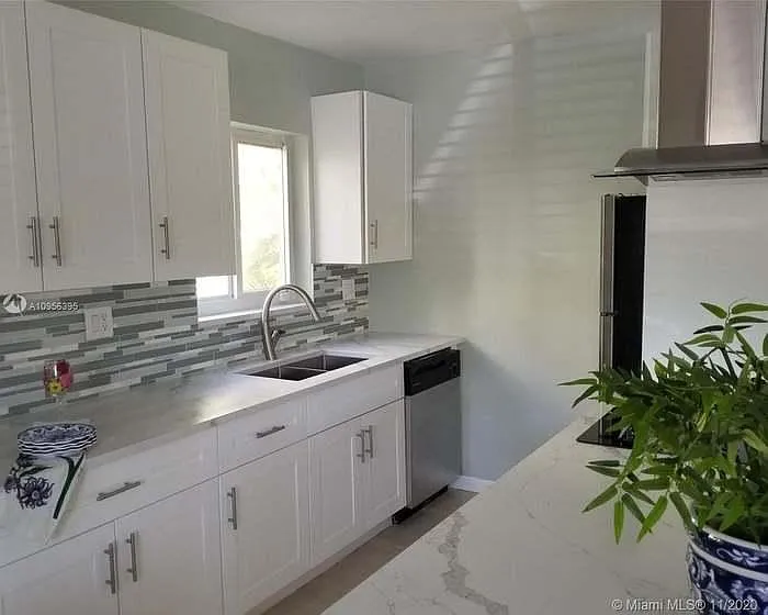 2 bed, 830 sqft, $3,200 — Photo 2