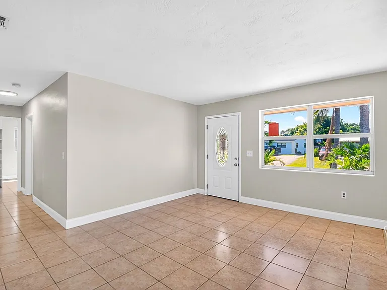775 Snead Cir — Photo 2