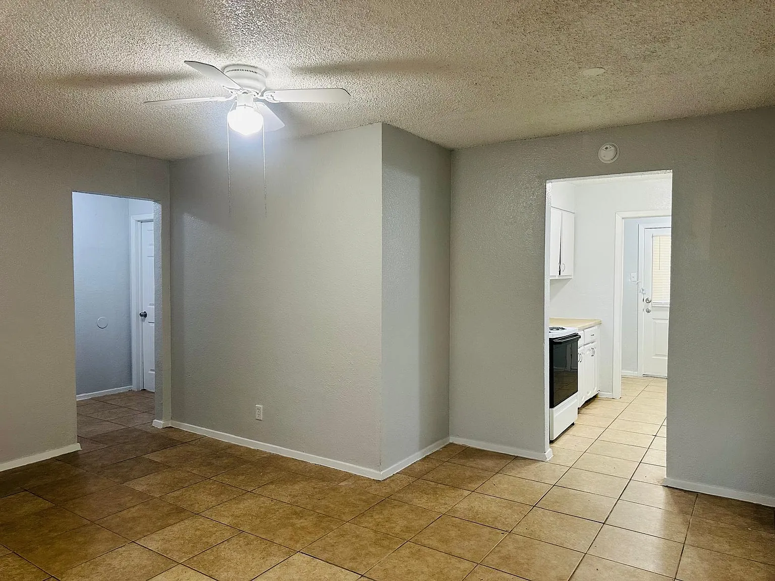 3 bed, 878 sqft, $1,100 — Photo 2