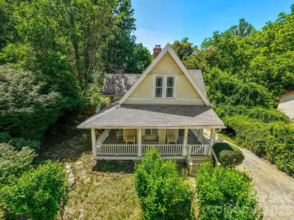 334 Greenville St, Saluda, NC 28773