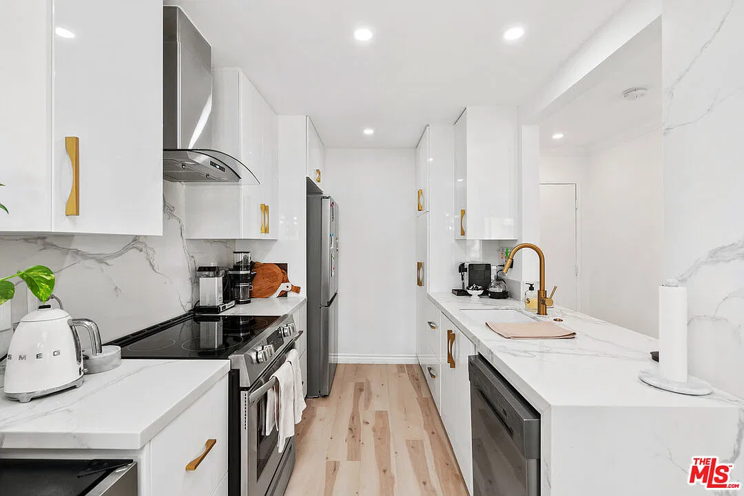 2 bed, 2.0 bath, 917 sqft, $3,995 — Photo 1