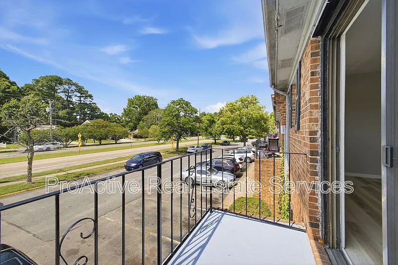 2 bed, 1.0 bath, 875 sqft, $1,595 — Photo 3