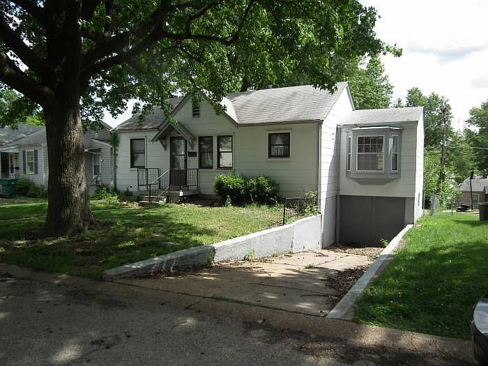 1st image of 7026 Roslyn Dr