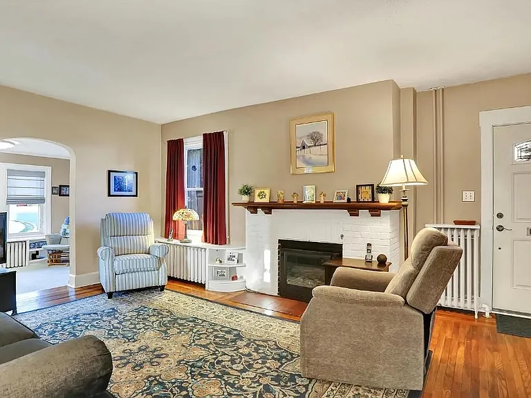 117 Center St — Photo 2