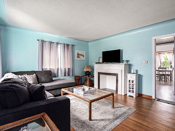 3rd image of 1529 Fremont Ave NW