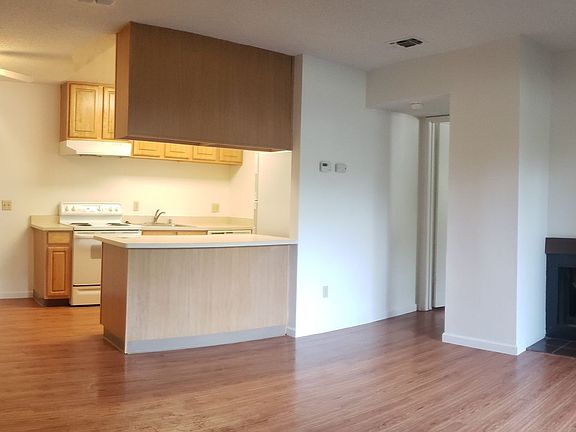 5th image of 1740-1750 Hanover Dr #102