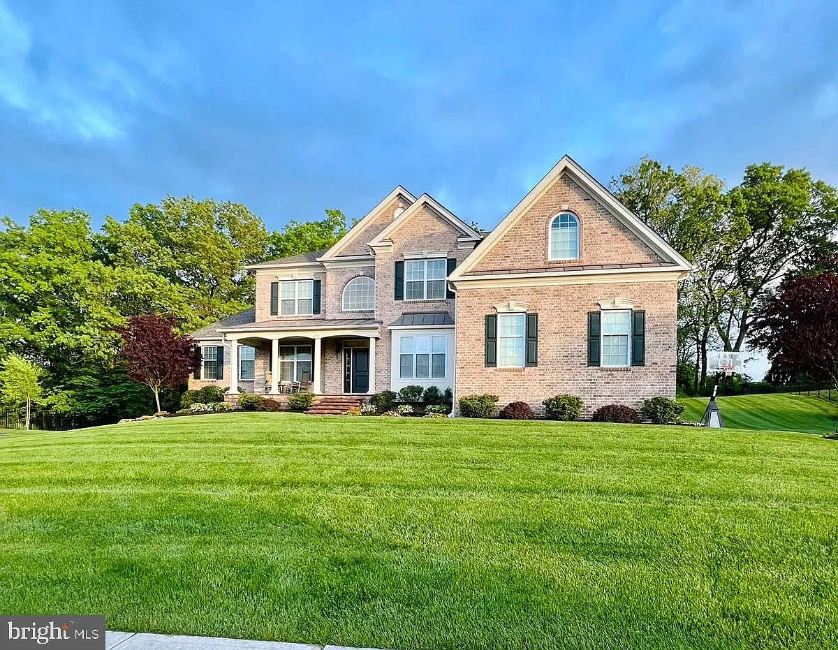 5 bed, 4.5 bath, 4079 sqft, $4,900 — Photo 1