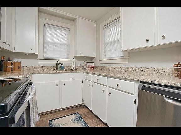4th image of 210 Laurel Ave E