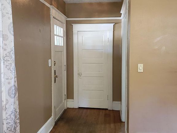 2nd image of 115 W 32nd St