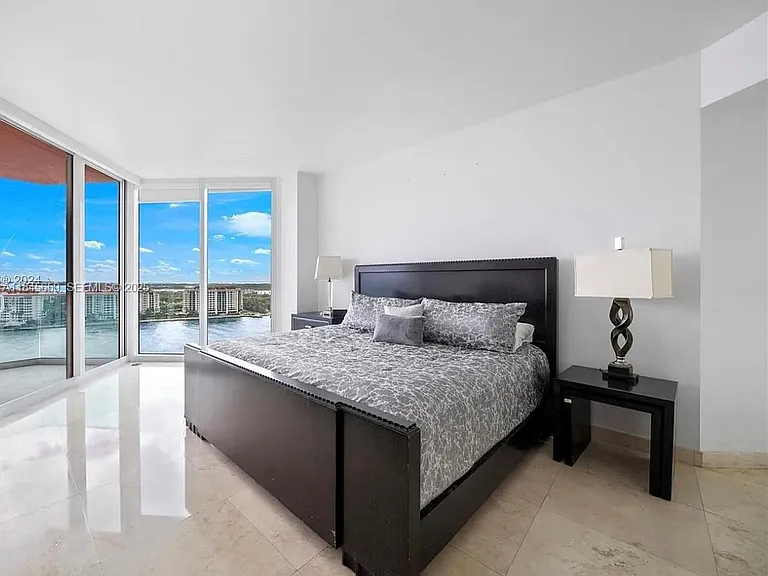 300 S Pointe Dr #1901 — Photo 13