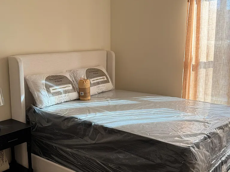 Fully furnished bedroom with natural light and modern finishes