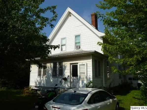 233 N 1st St, Carthage, IL 62321