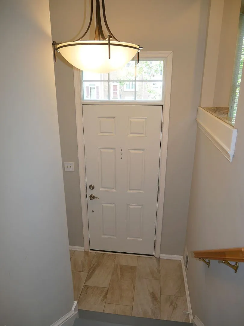 Bright And Beautifully Appointed 3bed/3bath Townhome In Vienna For Rent — Photo 3