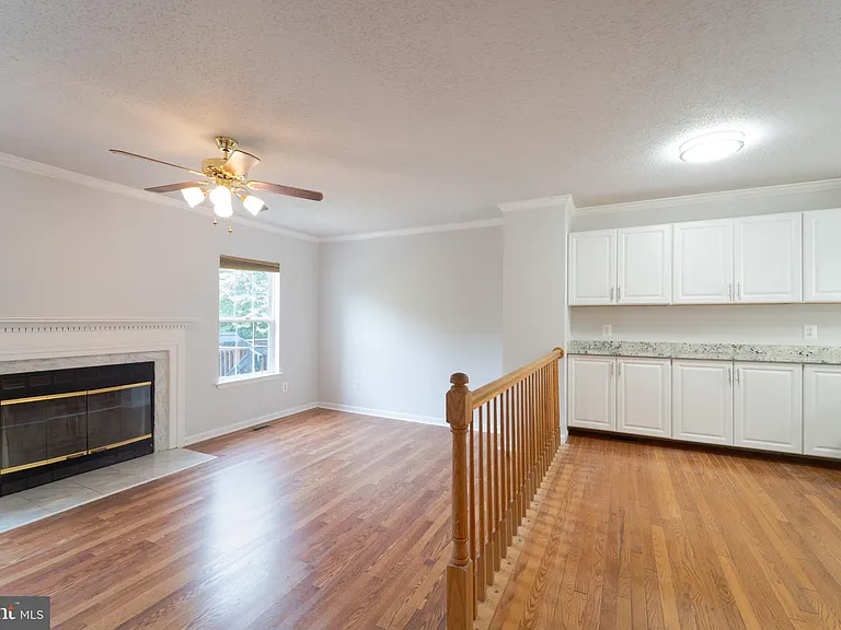 413 Lakeview Ct — Photo 12